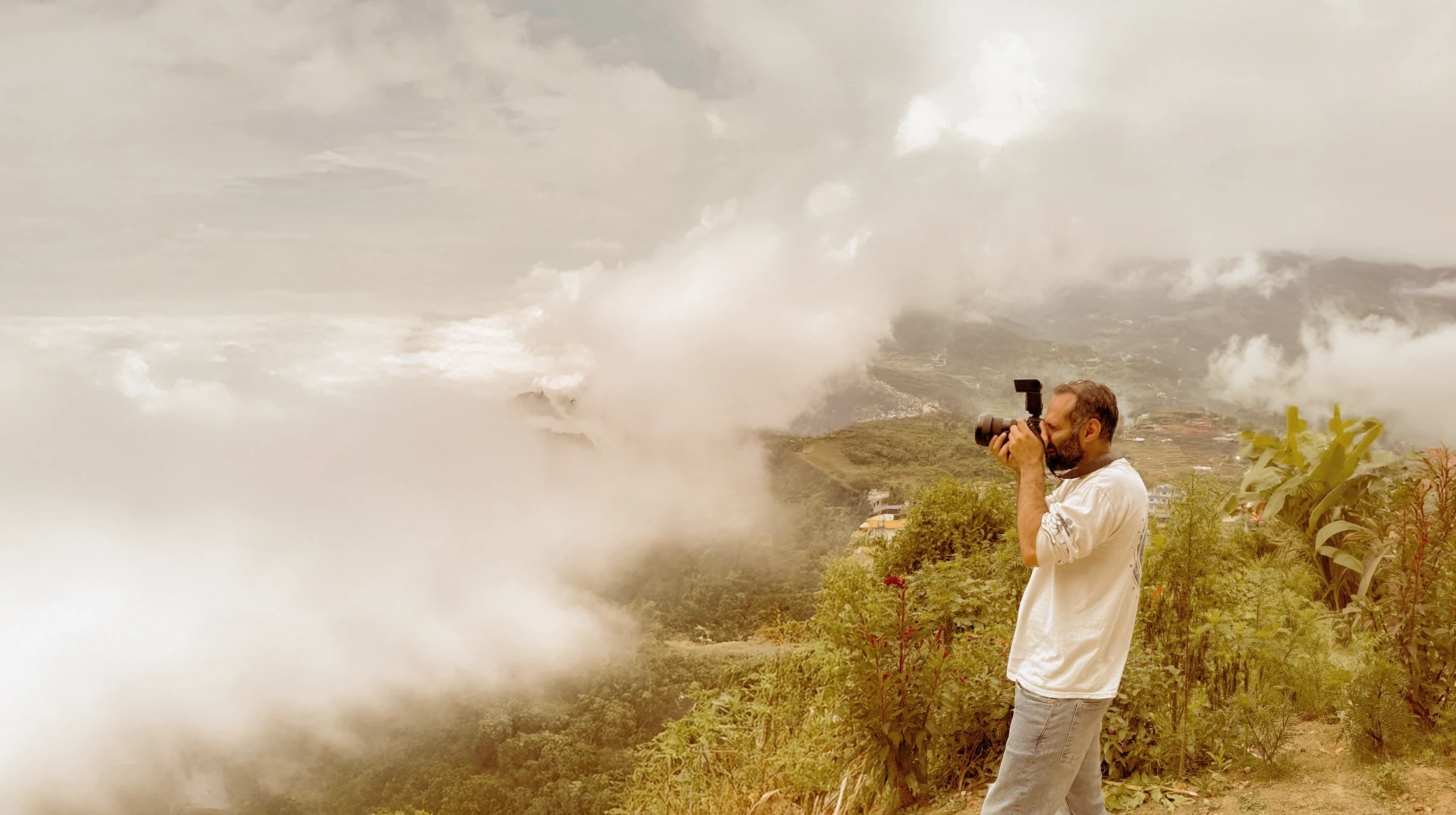 Hossein Fardinfard photographing in the mountains